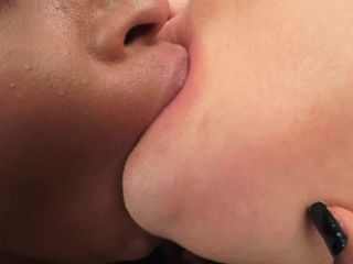 Międzyrasowe pocałunki homoseksualne