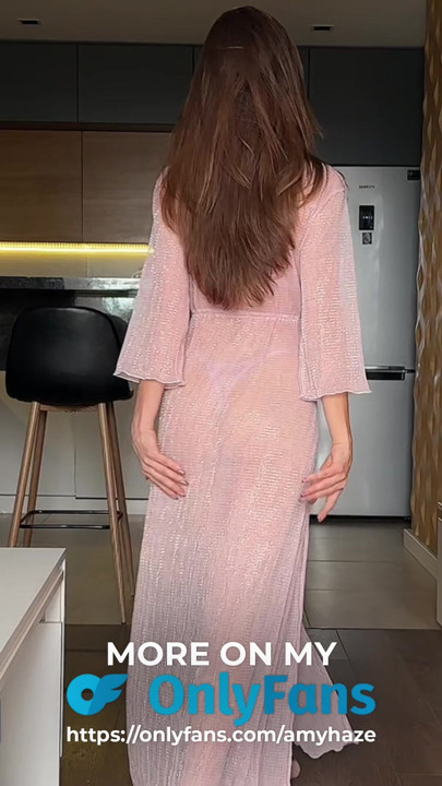 Morena gostosa brinca com você com sua bunda grande e suculenta em um roupão