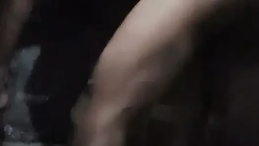 Eşim banyoda arkadaşımla seks yapıyor.