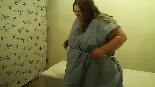 Hemşire Vicki Lances Angie'nin çıbanını çıkarıyor