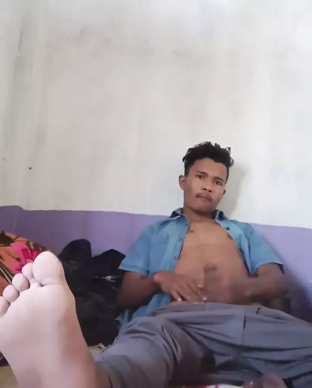 Solo Indian young sexy gay is in need of daddys
