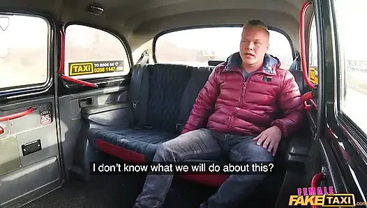 Female fake Taxi - nymphomanin-fahrer tauscht schwanz gegen geld