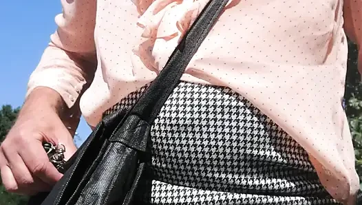 Otobüs durağında naylon çorap
