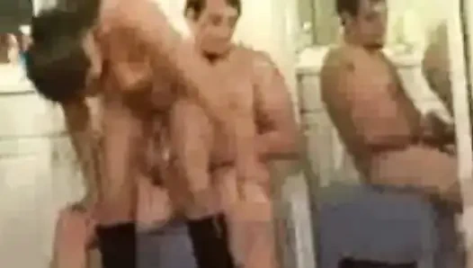 Ateşli çift aynanın önünde sikişiyor