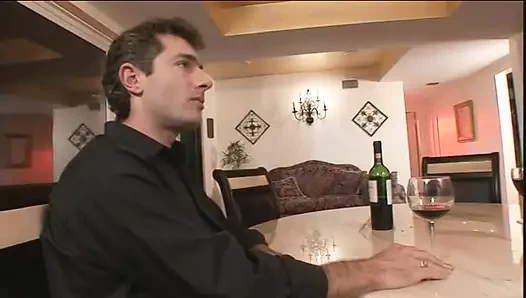 Горячей шлюшке лижет пизду подруга, пока ее трахает в задницу ебарь