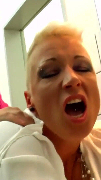 Junge milf beim sex vom Chef erwischt ab in mein Buero | Clip 1