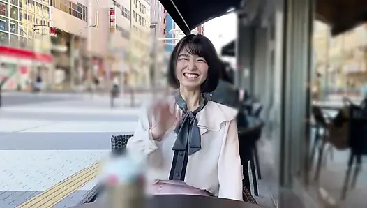 A118F01 A classic idol-level small face and a cheerful smile with a natural girl in a private shoot at a love hotel! A cute smile and a facial finish!