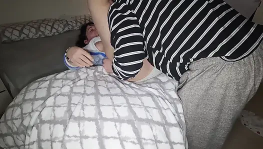 Моя горячая мачеха позволяет мне трахнуть ее толстую киску, и я кончу внутрь