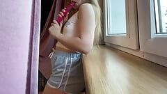 Sexy tiener in korte broek masturbeert op vensterbank volledige video