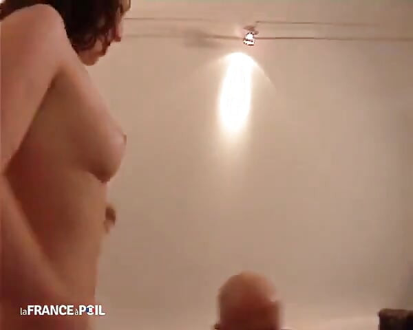 Si rambut coklat miang dari Perancis dikongkek dalam pantat