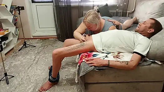 Komşu ateşli kalın döllerin tadını çıkarmak için sakso çekiyor