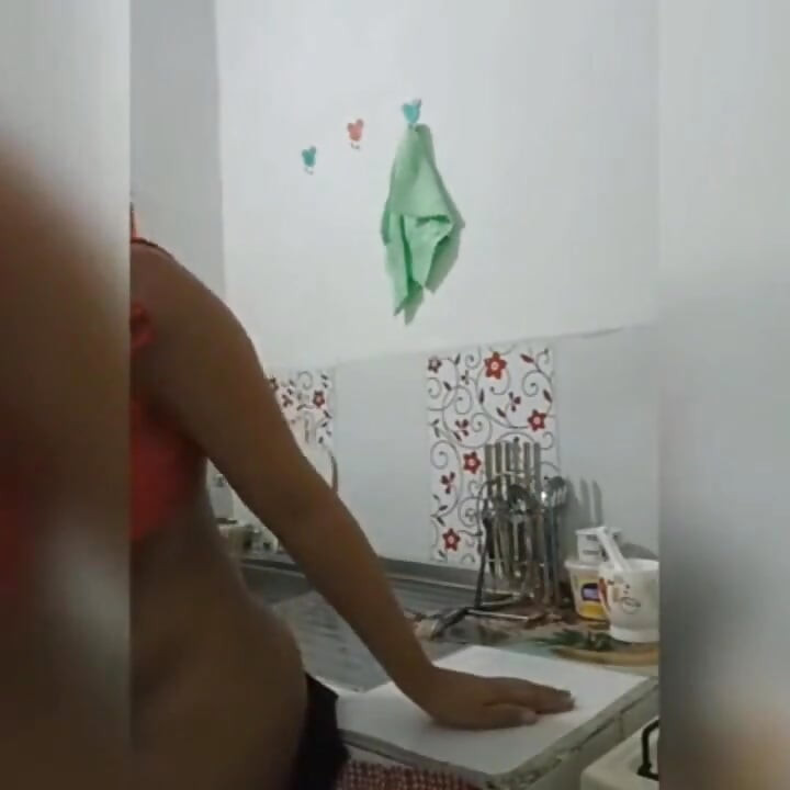 18-річна брюнетка з великими обвислими цицьками з Нью-Йорка, Сполучені Штати трахають великий член санти свого зведеного брата