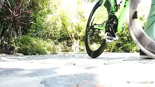 Брюнетку на высоких каблуках трахают в раком и других позах