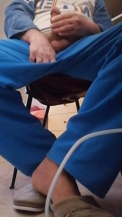 Moj tvrdi kurac puni ceo ekran pametnog telefona