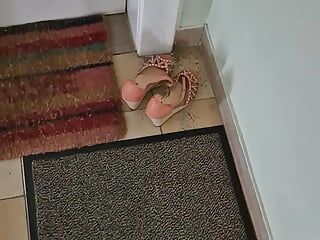 wytrysk w szczadła ciepłe buty m sąsiada na korytarzu