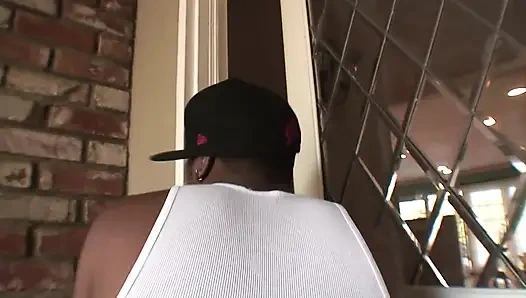 Azgın kızıl saçlı orta yaşlı seksi kadın her iki deliği de Shorty Mac'in büyük siyah yarağıyla dolduruyor