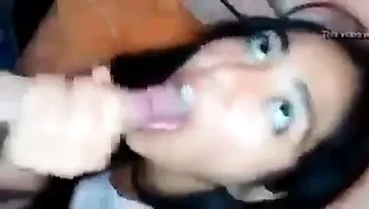 Kamera jedzenia w ustach maszt dziewczyny