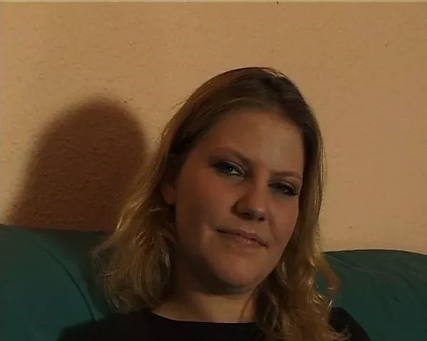 Blonde Teen Solo Masturbation auf der Casting Couch