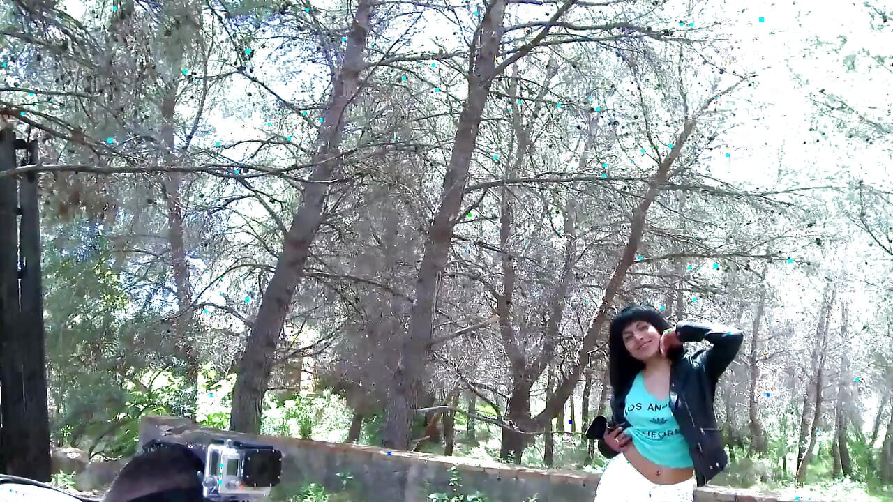 टैटू वाली युवा लड़की जंगल में बॉयफ्रेंड के साथ खेल रही है