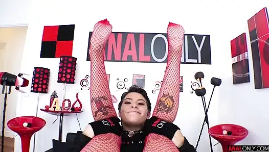 Yaramaz Nicole'ün anal sekse ihtiyacı var