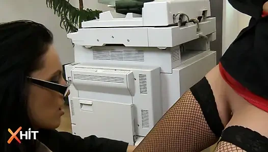 Amabella ve arkadaşlarıyla yoğun amcık yalama partisi