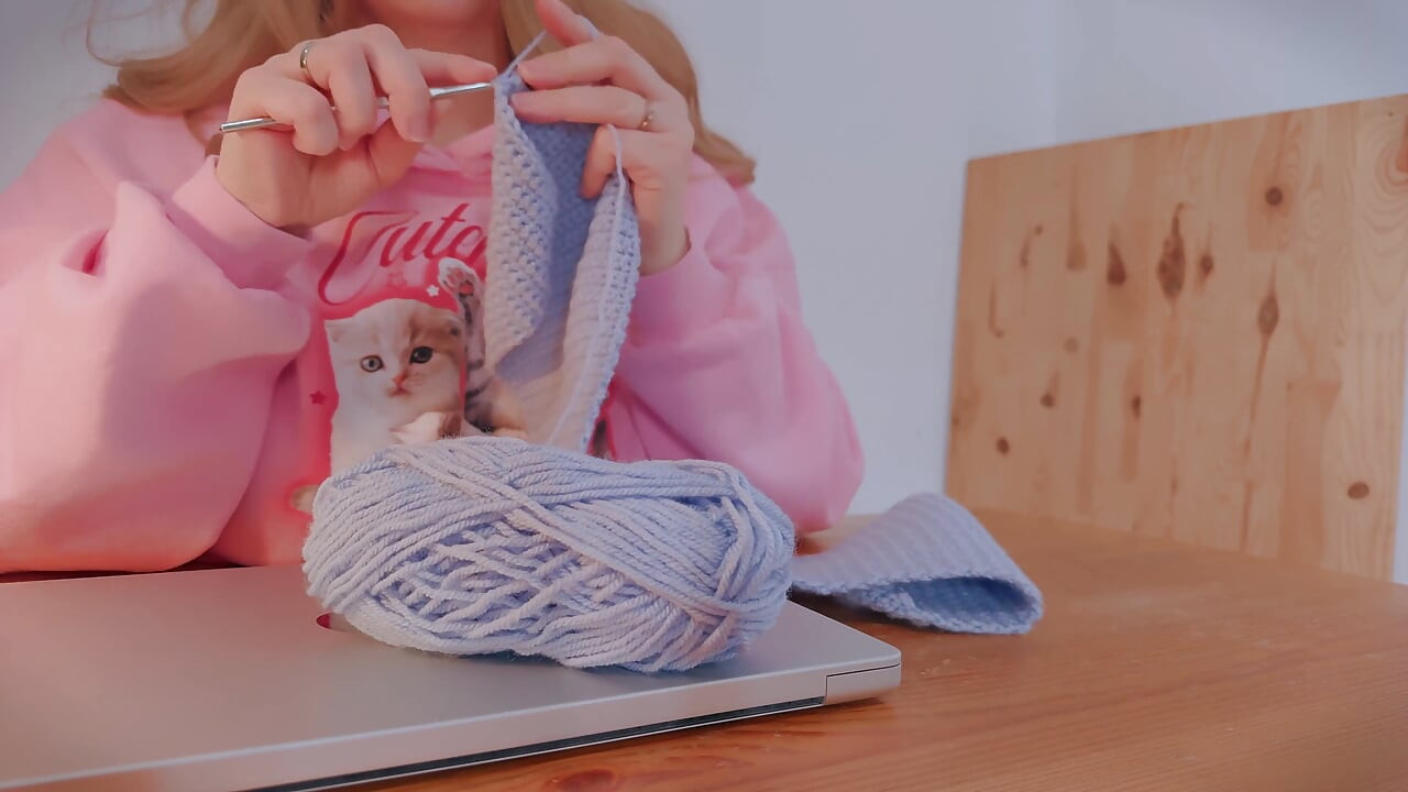 Curvy MILF with a Big Ass Checks How Rubbing Against the Desk Warms up Her Hairy Pussy.