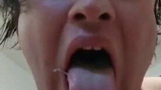 Sissy mit süßem Arsch mag Sperma essen