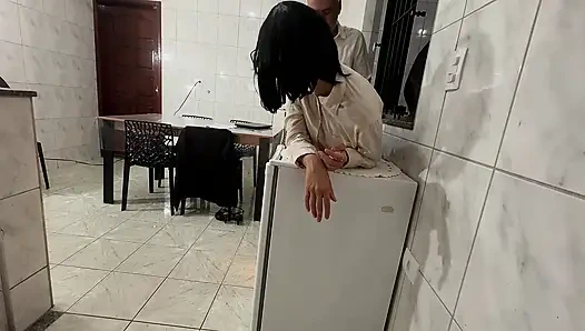 Sekretärin wird mit Ohrfeigen auf den hintern und analer penetration mit creampie überrascht.