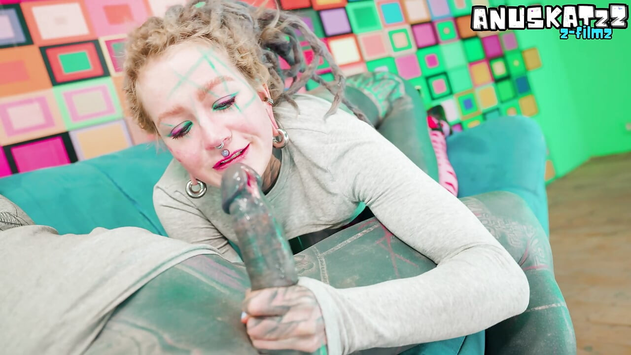 纹身的鸡巴摧毁了ALT女孩的屁股 - 粗暴肛交后的扩张和脱垂挑逗