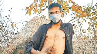 Indische schwule Männer, die Spaß in der Öffentlichkeit haben