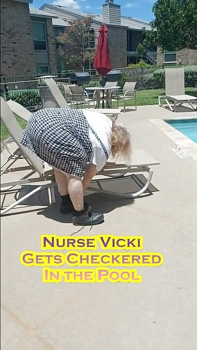 Krankenschwester Vicki trägt kontrollierer am pool