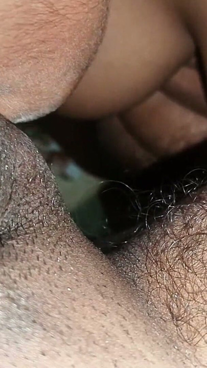 Частина 1: Джиджа джі спокушає свою сексуальну салі на ліжку і просить її зробити йому мінет | Кліп 1