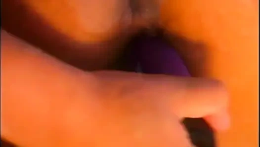 Молодые лесбиянки-шлюшки лижут киски