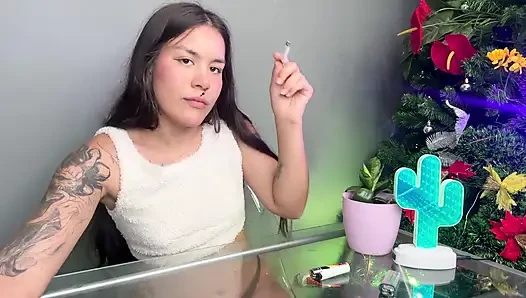 Gadis pemberontak ini menawarkan rokoknya sama pacarnya