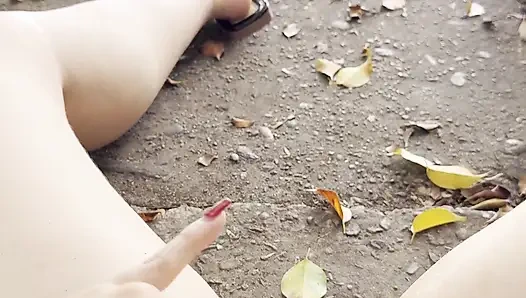 Колумбийская девушка мастурбирует на публике в дороге