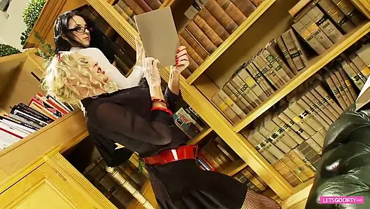 Sarışın ve esmer büyük memeli orta yaşlı seksi kadınla kütüphanede üçlü sikiş