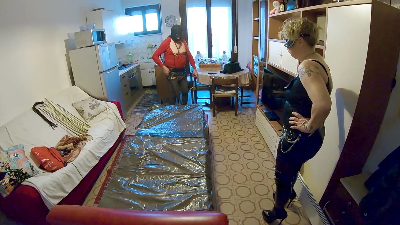 Miss Katryn, Kika und Sklave O in neuer wohnung