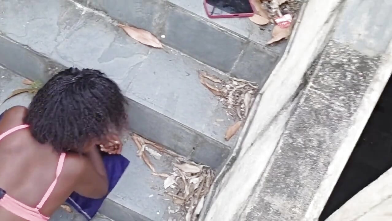 Mulatto tidak mengizinkan saya masuk rumah dan memukul saya di tangga