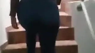 Nalgona en las escaleras