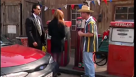 Kovboy dungaree benzin istasyonunda zengin bir adamın seksi karısını harika memeli sikiyor