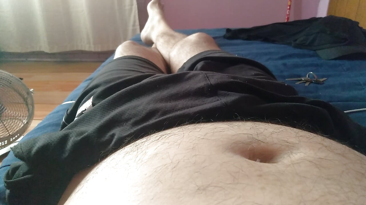 Slatki mladić ima svoj ogroman kurac nauljen požudom