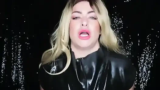 Lateks videoda hh göğüsleri tarafından büyülenmiş