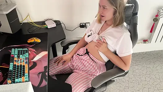 Stacy ise kendi sıcak parmakla mastürbasyonunuzu izleyerek orgazm oluyor