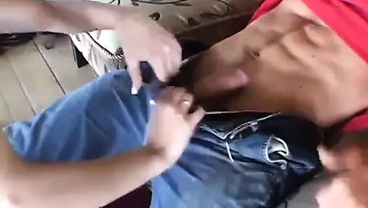 Превосходная милфа с отличными сиськами скачет на члене с ее очко и получает кончу