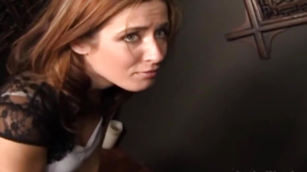 Ruiva garganta profunda gloryhole pau durante confissão