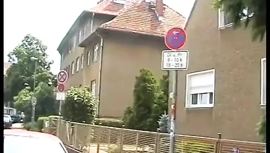 Kıllı sarışın piliç açık havada amını havuçla dolduruyor