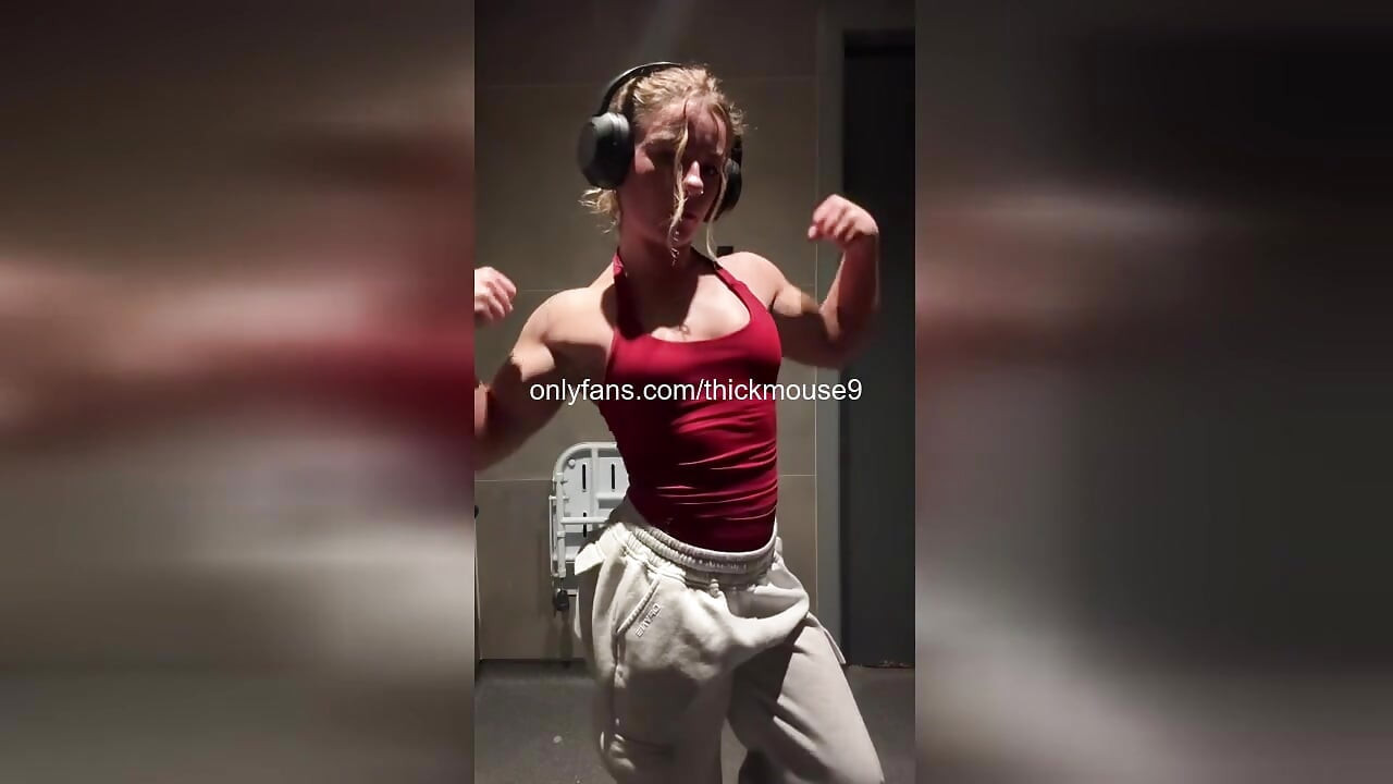 TikTok -olycka: Muskulös 18år blinkar våt fitta live!