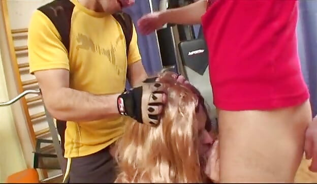 Cachonda milf atornillada en un gimnasio por dos chicos