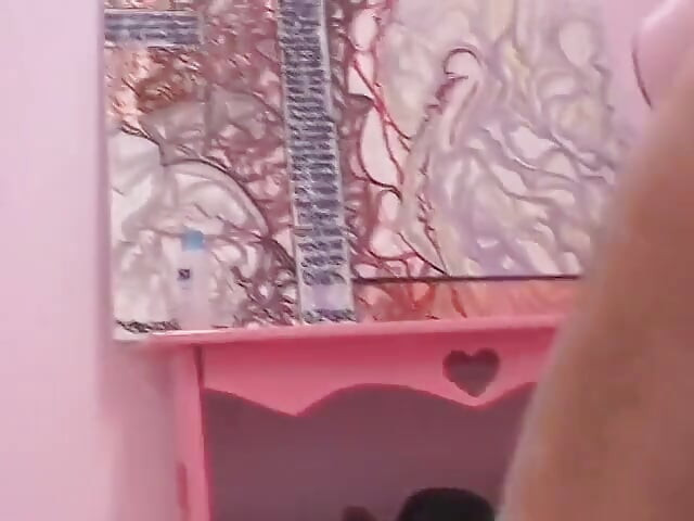 Ragazzo fortunato lecca la figa di dolce ragazza prima che lei gli fa un pompino