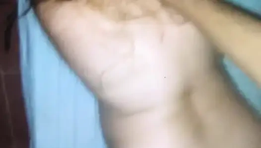 Ляжет и трахается с моей подругой